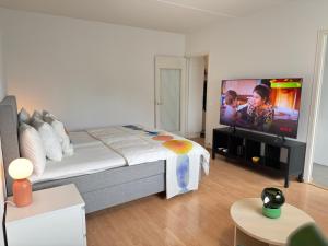 ein Schlafzimmer mit Bett und Flachbildfernseher in der Unterkunft Mon Koti in Turku