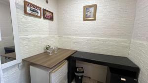 a room with a table and a tv in it at Angel Hospedagem de quartos Self Check in in Vila Velha
