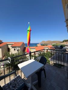 a kite on a balcony with a table and chairs at Vista del Mare Rooms 2 in Agios Ioannis Kaspaka