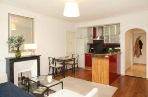 a living room with a table and a kitchen at C34-Panorama in Chantilly