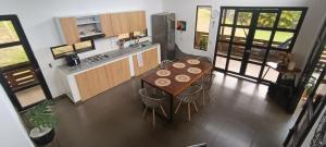 an overhead view of a kitchen with a table and chairs at Casa en el campo - villeta in Villeta