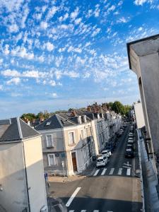 a view of a city street with buildings and cars at L'Atelier 37 - Centre Tours in Tours