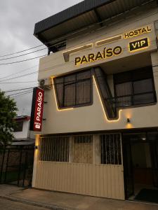 a hotel with a sign on the side of a building at Hostal Paraíso Vip in Portoviejo