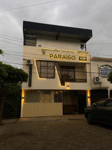 a building with a sign that reads paraiso at Hostal Paraíso Vip in Portoviejo