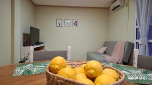 a basket of lemons on a table in a living room at Depto Libertad 1 in San Francisco