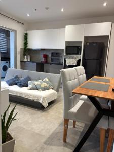 ein Wohnzimmer mit Sofa und Tisch in der Unterkunft TR Recoleta in Asunción