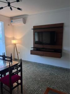 a living room with a flat screen tv on a wall at Lomar Apart 2 - Depto céntrico Villa María in Villa María