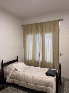 a bedroom with a bed and a large window at Lomar Apart 2 - Depto céntrico Villa María in Villa María