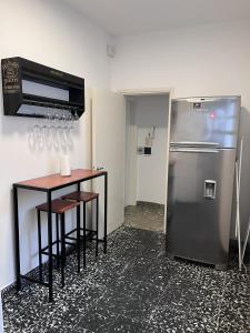 a kitchen with a table and a refrigerator at Lomar Apart 2 - Depto céntrico Villa María in Villa María