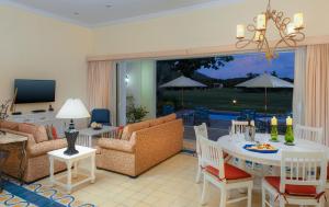 Una televisión o centro de entretenimiento en Pueblo Bonito Emerald Luxury Villas & Spa All Inclusive
