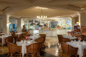 Un restaurante u otro lugar para comer en Pueblo Bonito Emerald Luxury Villas & Spa All Inclusive
