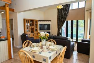 a living room with a table and chairs at Ger Y Llanw Aberaeron in Aberaeron
