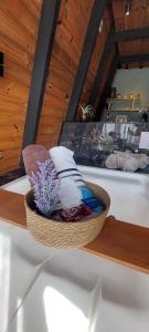 a basket of towels sitting on top of a bath tub at Chalé Exclusivo Com Hidro em Meio a Natureza in Blumenau +28 photos