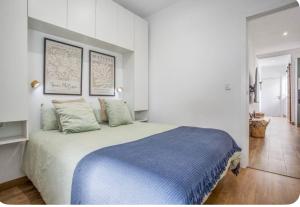 ein Schlafzimmer mit einem großen Bett und einer blauen Decke in der Unterkunft Estudio Key in Icod de los Vinos