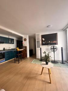 a kitchen and living room with a table and a television at Apto acogedor en Ibague in Ibagué +6 photos