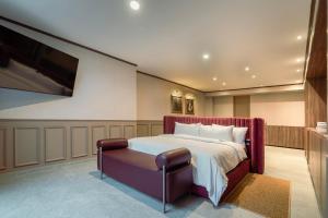 a bedroom with a large bed and a flat screen tv at Brada Collection Vendôme in Guadalajara