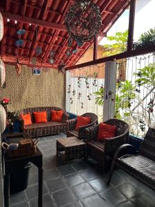 a screened in porch with couches and chairs at Capitolio 02 in Canoa Quebrada