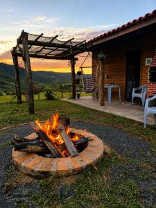 a fire pit in the middle of a yard at Chalé Recanto da Cuesta in Botucatu