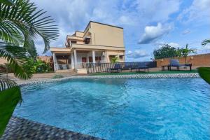 Piscina a NADINE HOME iv o a prop