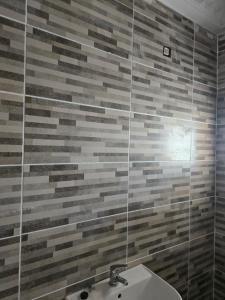 a bathroom with a sink and a mirror at Chambre simple in Libreville