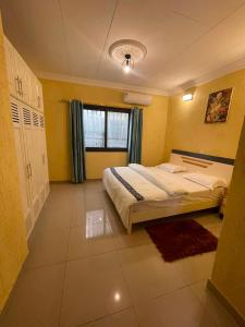a bedroom with a bed and a window at Chambre simple in Libreville