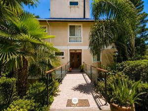 a staircase leading to a house with palm trees at Pousada Casa do Reiki - Rancho Queimado/SC in Rancho Queimado +11 photos