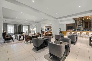 a hotel lobby with tables and chairs at Franklin Marriott Cool Springs in Franklin