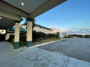 an empty parking lot in front of a building at Super Inn And Suites in Milledgeville