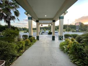 a walkway leading to a parking lot at Super Inn And Suites in Milledgeville