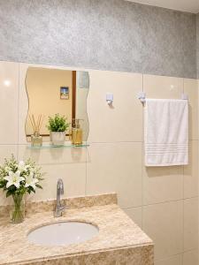 a bathroom with a sink and a mirror at Rooftop na lagoa in Jijoca de Jericoacoara
