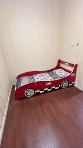 a bed in a room with a toy car on it at Casa no Centro in Campo Largo