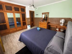 a bedroom with a bed and a desk and a mirror at Moradia da Graça Guesthouse in Praia da Vitória