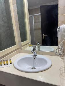 a bathroom counter with a sink and a mirror at فندق فيفيان الجميزة in An Naqāʼ +15 photos