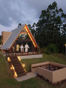 a group of people standing outside of a house at Caramelo Chalé in Rio do Sul