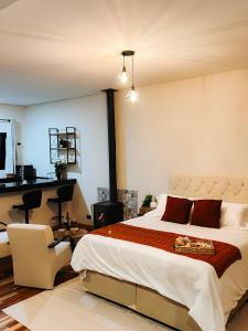 a bedroom with a bed and a desk and a chair at Shoresh Araucária in Campos do Jordão +113 photos