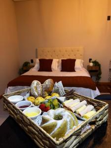 a tray of food on a table next to a bed at Shoresh Araucária in Campos do Jordão