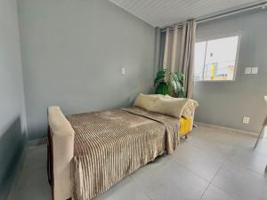 a bedroom with a bed and a window at Apto moderno no Centro Com Ar e Wi-Fi in Caruaru