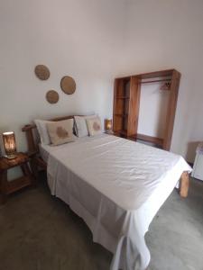 a bedroom with a large white bed in a room at Prédio em praça pontal de Maceió in Fortim