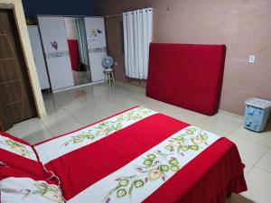 a bedroom with a bed with a red and white blanket at Casa Refúgio na Serra, Tianguá in Tianguá