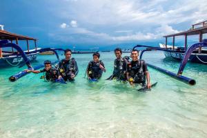 a group of people in the water in the ocean at Blue Marlin Dive Resort Trawangan in Gili Trawangan +35 photos