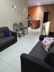 a waiting room with couches and chairs in a store at Casa Refúgio na Serra, Tianguá in Tianguá +3 photos