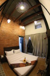 מיטה או מיטות בחדר ב-JQ Ban Loong Boutique Hotel