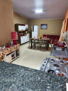 a kitchen and living room with a stove top at Casa Refúgio na Serra, Tianguá in Tianguá
