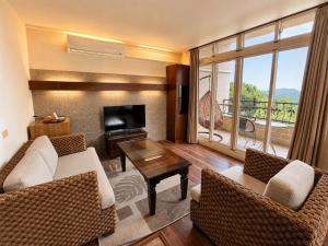 ein Wohnzimmer mit Sofas, Fernseher und Balkon in der Unterkunft Yilan Ya Lu Homestay in Datong + 52 Fotos