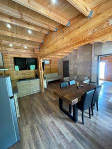 a kitchen and dining room with a wooden ceiling at Petit Chalet Cosy - Saint-Dié-des-Vosges T2 in Saint-Léonard