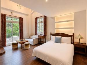 ein Schlafzimmer mit einem Bett, einem Stuhl und einem Fenster in der Unterkunft Yilan Ya Lu Homestay in Datong