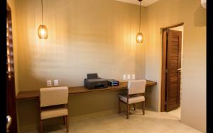a home office with a desk and two chairs at Fran de Fransquinha in Taíba