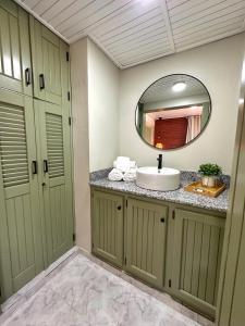 a bathroom with a sink and a mirror at Altura525 hotel in Jarabacoa