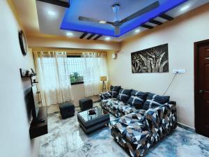 a living room with a couch and a blue ceiling at Casa Santana in Dabolim