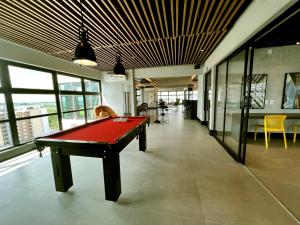 a pool table in the middle of a room at Loft Elegante proximo do Shopping Esmeralda in Marília